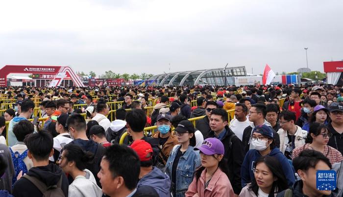 爱游戏平台-包含2025中国篮球季后赛战火连天，万人观赛热情高涨的词条
