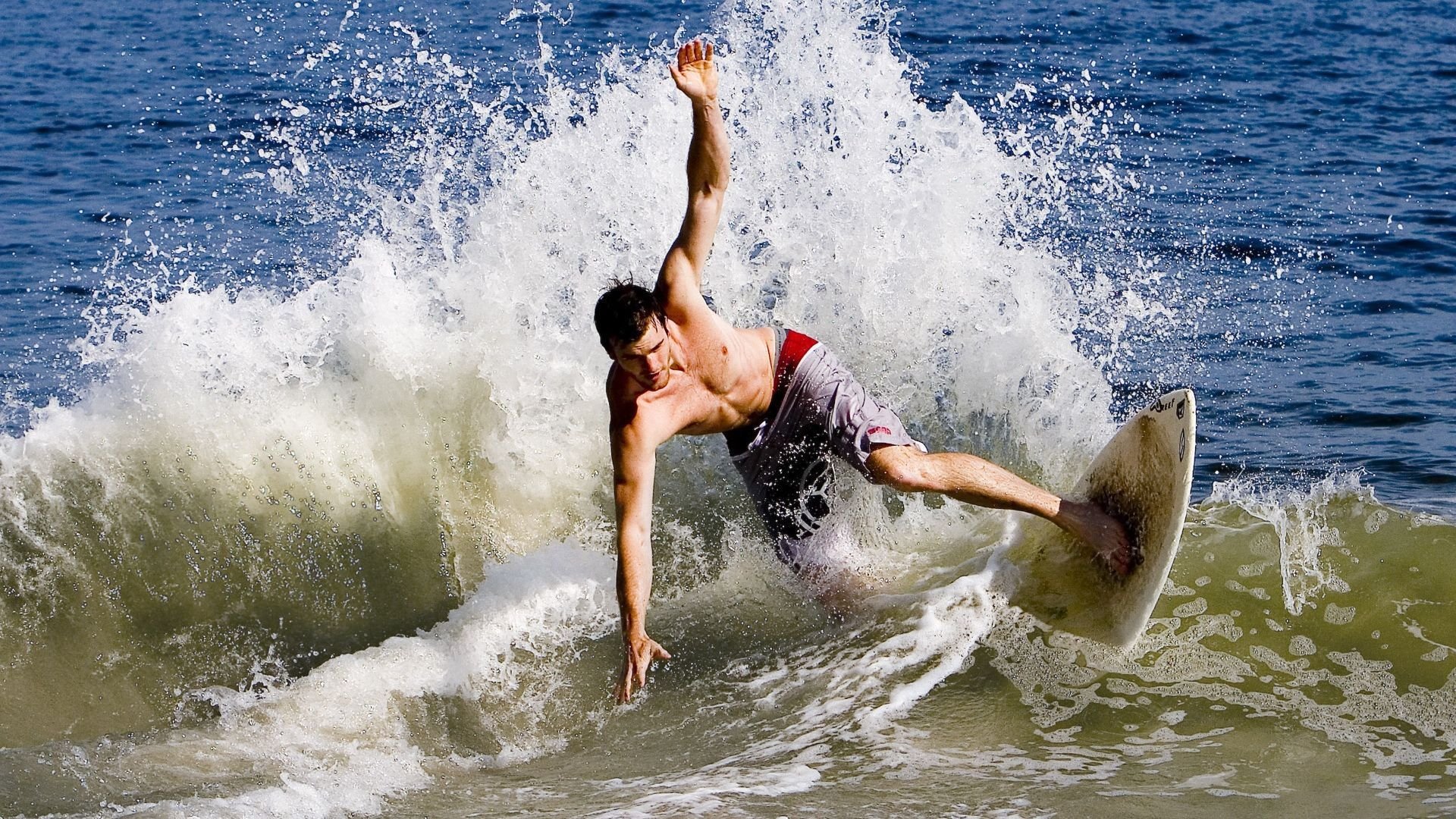 “阻击”战术揭秘:车队如何应对对手的强攻,阻击式防御战略要求当对手的进攻